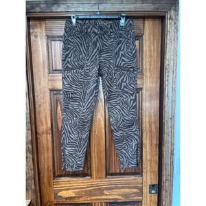 White House Black Market mid rise, skinny crop animal print size 6